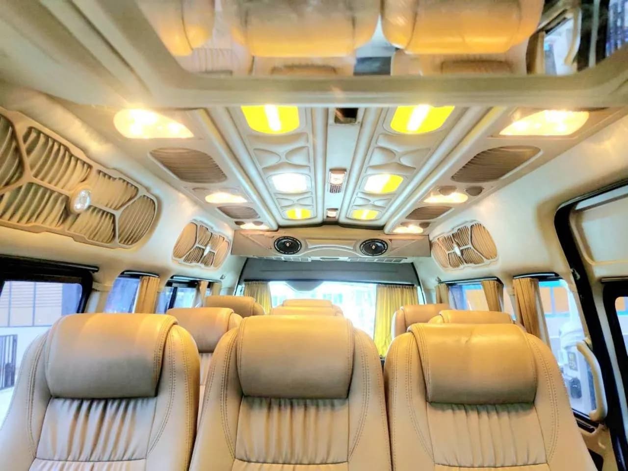 Van 10 Seats 4