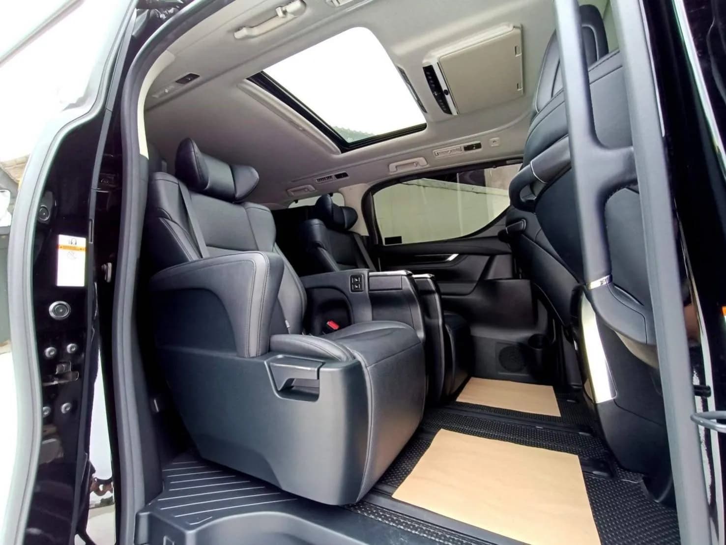 VIP Van + Alphard 12