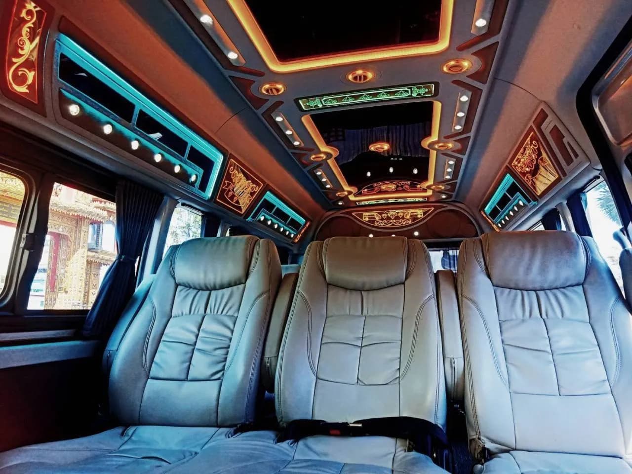 Van 10 Seats 9